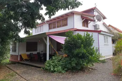 Image de Belle Maison Créole en bois avec jardin