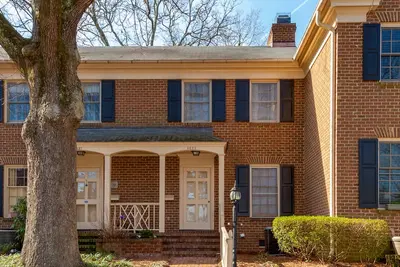 Image de Situé dans le centre, à quelques minutes du centre-ville de Raleigh -2br-2. 5 Ba 4 personnes