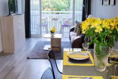 Image de Bel appartement à côté de la plage et du port marina