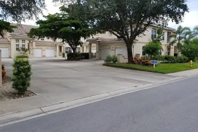 Image de Condo spacieux dans une communauté fermée avec golf et vue sur le lac. Près du golfe