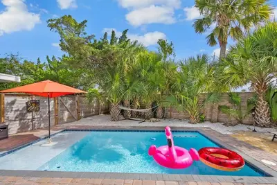 Image de 🌴 Dreamy Home, Pet-Friendly and Private Neighborhood Beach Walkover! 🌴