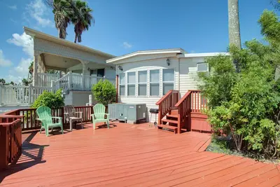 Image de Nouvelle Liste! Bayfront home w \/ deck & piscine partagée, bain à remous, salle de gym, tennis, golf