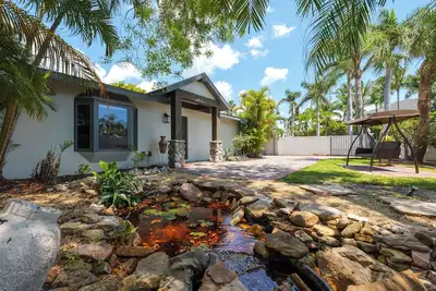 Image de Maison tropicale, très privée et fermée avec piscine à quelques pas de St Armands et de la plage du Lido