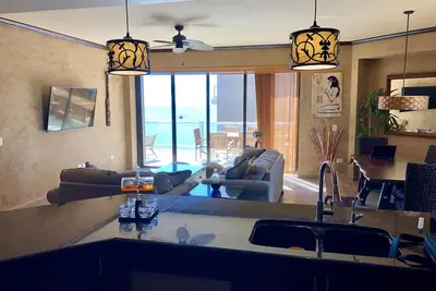 Incroyable condo 3bd \/ 3ba avec 2 suites principales, patio enveloppant, 3 très grands lits et 2 grands lits