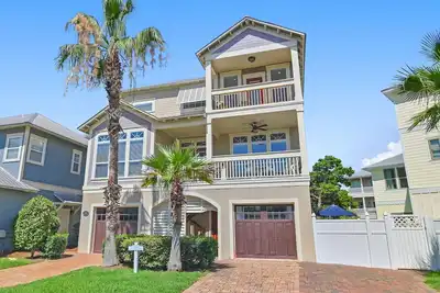 Image de Lovin Beach Life! Roomy, 3 espaces de vie, 2 Xbox, salle de jeu réel, hot tub