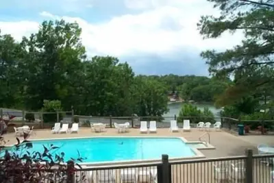 Image de Ledges donnant sur la piscine! Louez 2 nuits, obtenez le 3ème Wifi gratuit hors saison