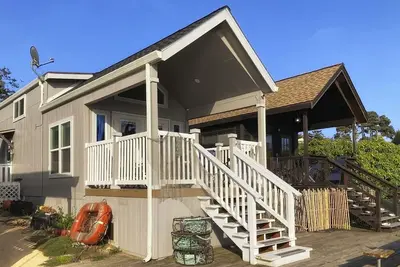 Image de Façade du port Petite maison / terrasse meublée, superbes vues et sons - Dans le port historique de Noyo Harbor