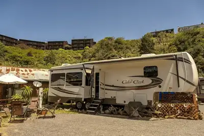 Image de Dans le port de Noyo - Caravane de tourisme / terrasse meublée Neuf