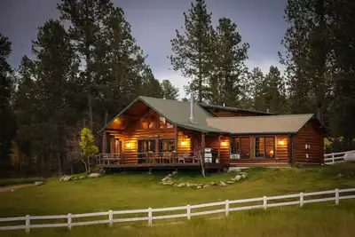 Image de Maison en bois rond absolument paisible de Black Hills sur 17 acres