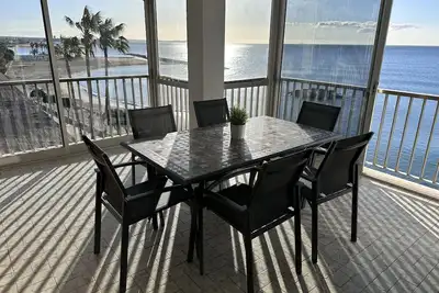 Image de Grand appartement vue sur mer. Plage au pied de l'immeuble.