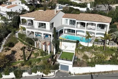 Image de Nouveau! Villa de rêve Primerose avec vue imprenable sur la mer et piscine chauffée!