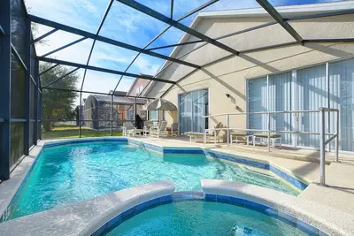 Villa de 4 chambres, pour 8 personnes, accessible aux personnes à mobilité réduite, face à la piscine / spa, à 15 min de Disney