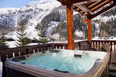 Image de Beau! Chalet de 14 chambres! Vues sur la montagne! Jacuzzi!