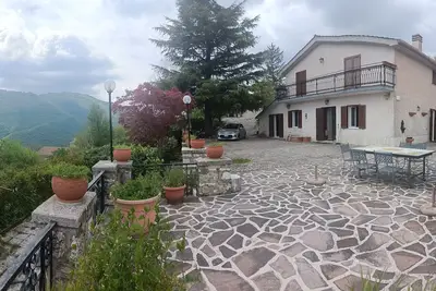 Image de Regarde Sur La VALLÉE D'ANÈNE Devant Les Montagnes De Simbruini