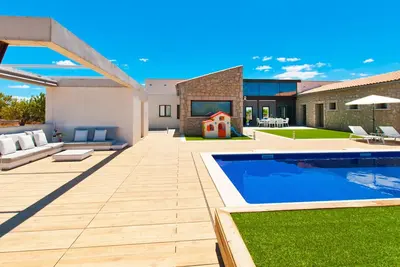 Image de Villa 3 chambres d'avant-garde avec piscine, jardin et à 20 minutes de la plage