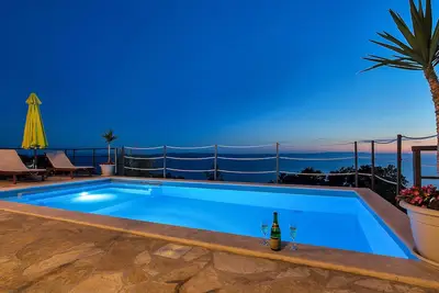 Image de Vacances En Famille à un prix spécial! Maison de vacances avec piscine, vue sur la mer 5 chambre