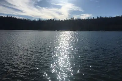 Image de Spectaculaire maison à Bass Lake, communauté du lac Ca-A Mountain, près de Yosemite