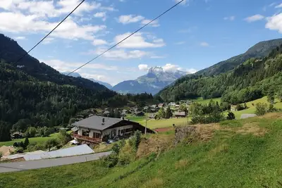 Image de Chalet savoyard traditionnel rénové 10 chambres et un dortoir(15 á 20 personnes)