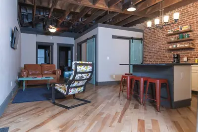 Image de Loft moderne \/ historique sur la rue Main (A)