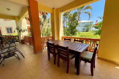 Image de Superbe appartement sur la plage avec piscine à débordement, bain à remous et jetée