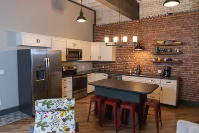 Image de Loft moderne \/ historique sur la rue principale (B)
