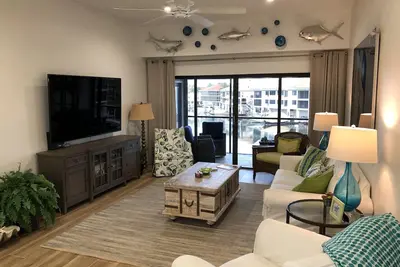 Image de Spectacular Waterfront 3br \/ 2ba Condo récemment rénové