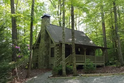 Image de Crazy Wolf est un chalet confortable de 2 chambres situé près du cœur de Maggie Valley, bain à remous, WiFi, Ac.