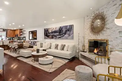 Image de 1 Blk to Gondola, Lovely Townhouse, Piscine \/ Hot Tub, Parking, A \/ C, Wi Fi, propre!