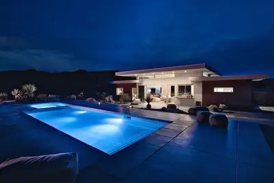 Image de Villa architecturale avec piscine dans un domaine priv�� à Joshua Tree