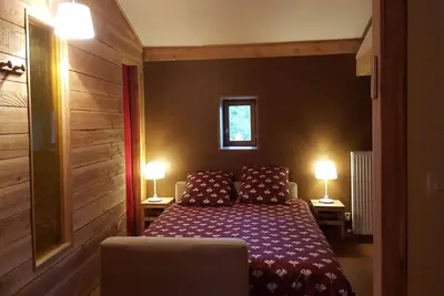 Image de Le Chalet du Parc au calme et dans la verdure.