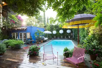 Image de Détendez-vous au bord de la piscine dans une oasis zen dans Trendy Miracle Mile