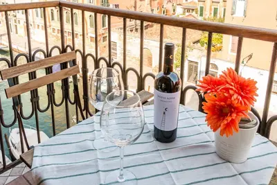Image de Sunny Nest Canal View In Venice Chic Movida