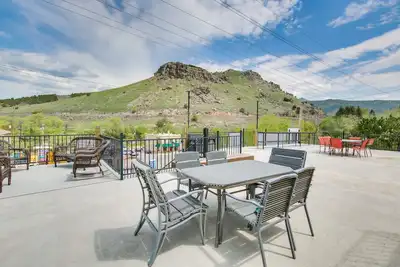 Image de Studio Central Lava Hot Springs avec terrasse et vues!