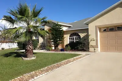 Image de Beaucoup d'intimité sur un lac à 20 minutes de Disney avec piscine et spa privés.