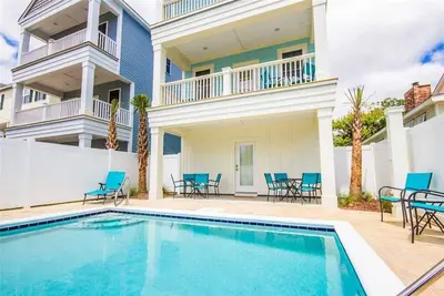 Image de Walk to the Beach 4 Br Beach House with a Private Pool! All Inn