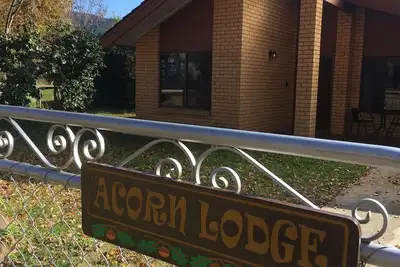 Image de Acorn Lodge - Maison de 2 chambres Ă coucher au centre de