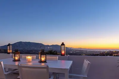 Image de Luxueux penthouse, vue exceptionnelle mer et montagne à Elviria-Marbella