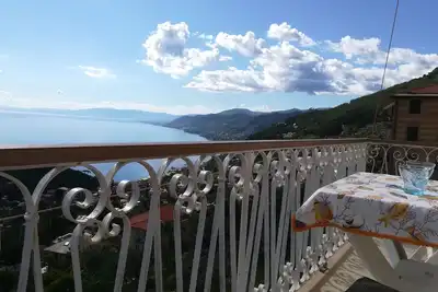 Image de un balcon entre ciel et mer
