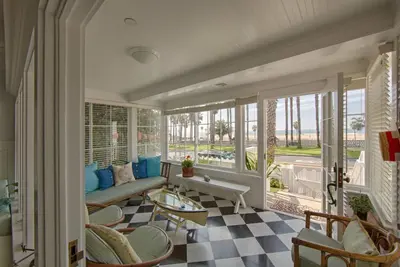 Image de Le Cottage Santa Monica, offrant intimité et de service dans un cadre historique.