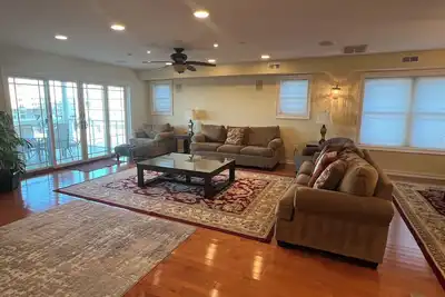 Image de Maison de luxe 5000 Sqft 5br 1Den5BA près de l'océan et promenade avec piscine, vue sur la mer
