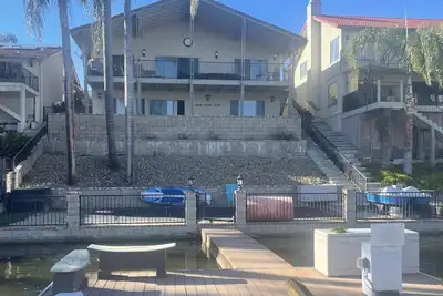 Image de Belle maison au bord de l'eau avec quai à Canyon Lake, Ca.