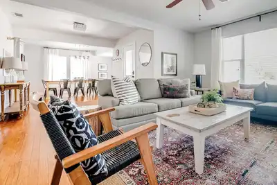 Image de The Juniper House: Un chalet spacieux et lumineux - 8 pâtés de maisons!