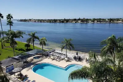 Image de Penthouse front de mer au paradis, de belles vues, complètement rénové