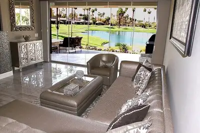 Image de Condo de luxe au bord du lac avec des vues spectaculaires! Sur un terrain de golf privé!