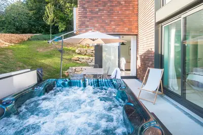 Image de Côté Jardin avec Jacuzzi Privatif & Parking Privé