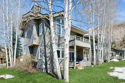 Image de Condo rénové avec terrasse, vue sur la montagne, foyer et magnifique cuisine