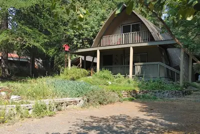 Image de Nouvelle Liste! Maison rustique avec de grandes terrasses et un poêle à bois situé au cœur de McCall