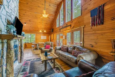 Image de Cabine Hillside avec cheminée, table de billard, foyer extérieur et gril à gaz
