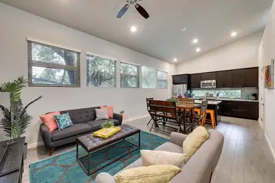 Image de 5br \/ 3ba Trendy Escape East Side - Marchez vers Rainey!