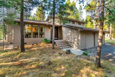 Image de Accueil familial! 10 laissez-passer Sharc, A / C, bain à remous, salle de jeux! 2 Parkland Lane